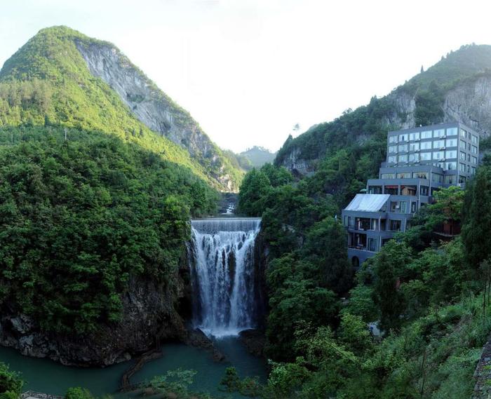 一段时间来,贵州绥阳县红果树景区植物吐雾,加之洞内以及景区地表都有雾体喷涌现象,而这种雾体被当地人称为仙气。那么,该景区的高负氧离子(7至8万/ cm)是否和仙气有关?就此,4月12日,记者采访了多位前往红果树景区实地考察的专家。 专家解读之前,记者先请贵州省社会科学院山地研究所所长贺卫给大家介绍一下负氧离子:空气中的负氧粒子是维持人及一切动物生命和健康的根本保证。我国规定,空气中,负氧离子达到4000/ cm就算是标准空气。而空气中的负氧离子越高,越利于人和动物生存。 来自医学界